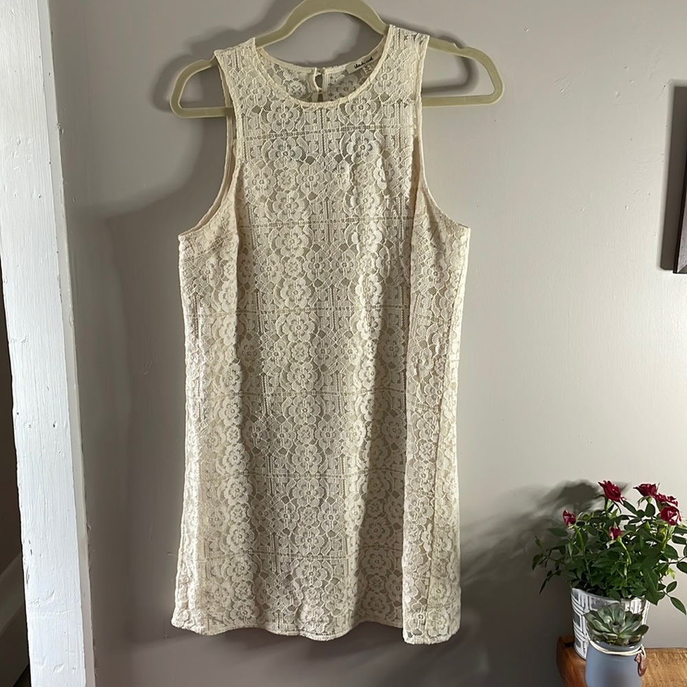 Lace white dress with back cutout